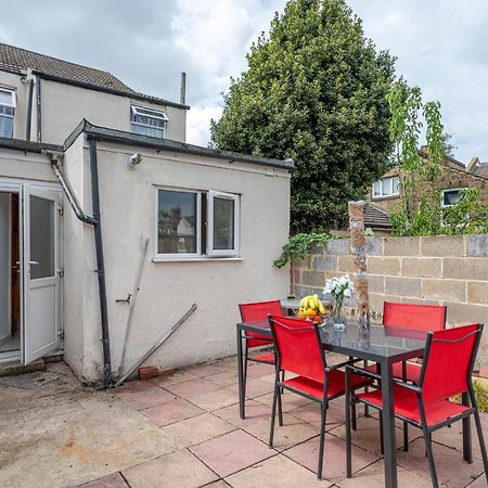 Beautiful 4 Bedrooms House, 7 Walk To Train Station 플럼스테드 외부 사진