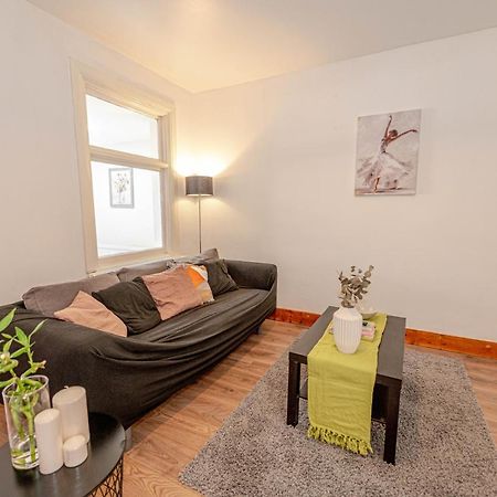 Beautiful 4 Bedrooms House, 7 Walk To Train Station 플럼스테드 외부 사진