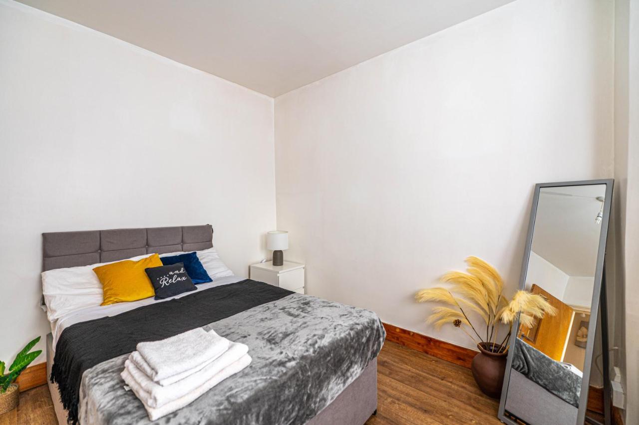 Beautiful 4 Bedrooms House, 7 Walk To Train Station 플럼스테드 외부 사진