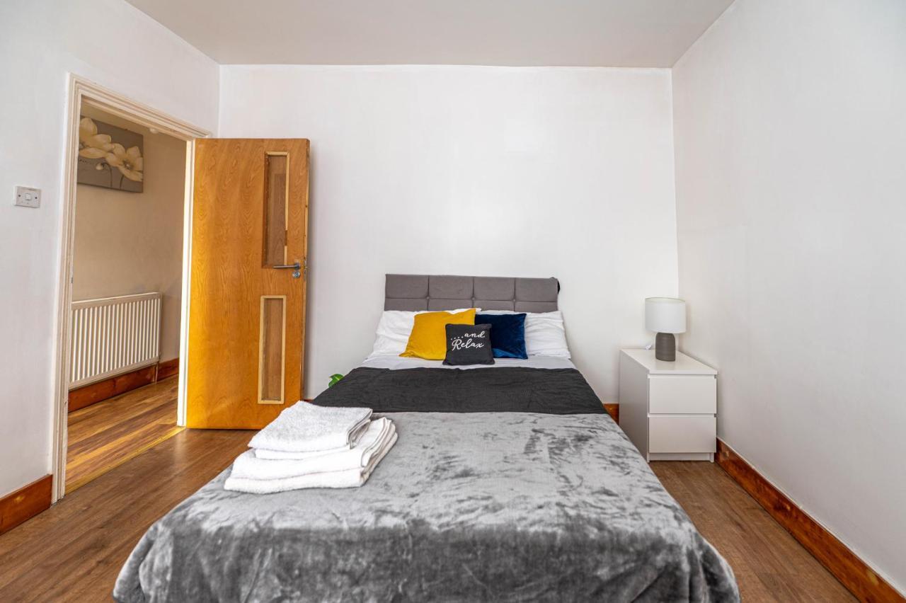 Beautiful 4 Bedrooms House, 7 Walk To Train Station 플럼스테드 외부 사진