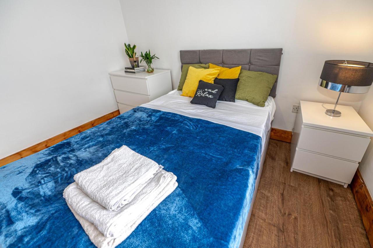Beautiful 4 Bedrooms House, 7 Walk To Train Station 플럼스테드 외부 사진