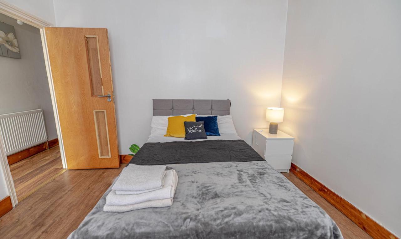 Beautiful 4 Bedrooms House, 7 Walk To Train Station 플럼스테드 외부 사진