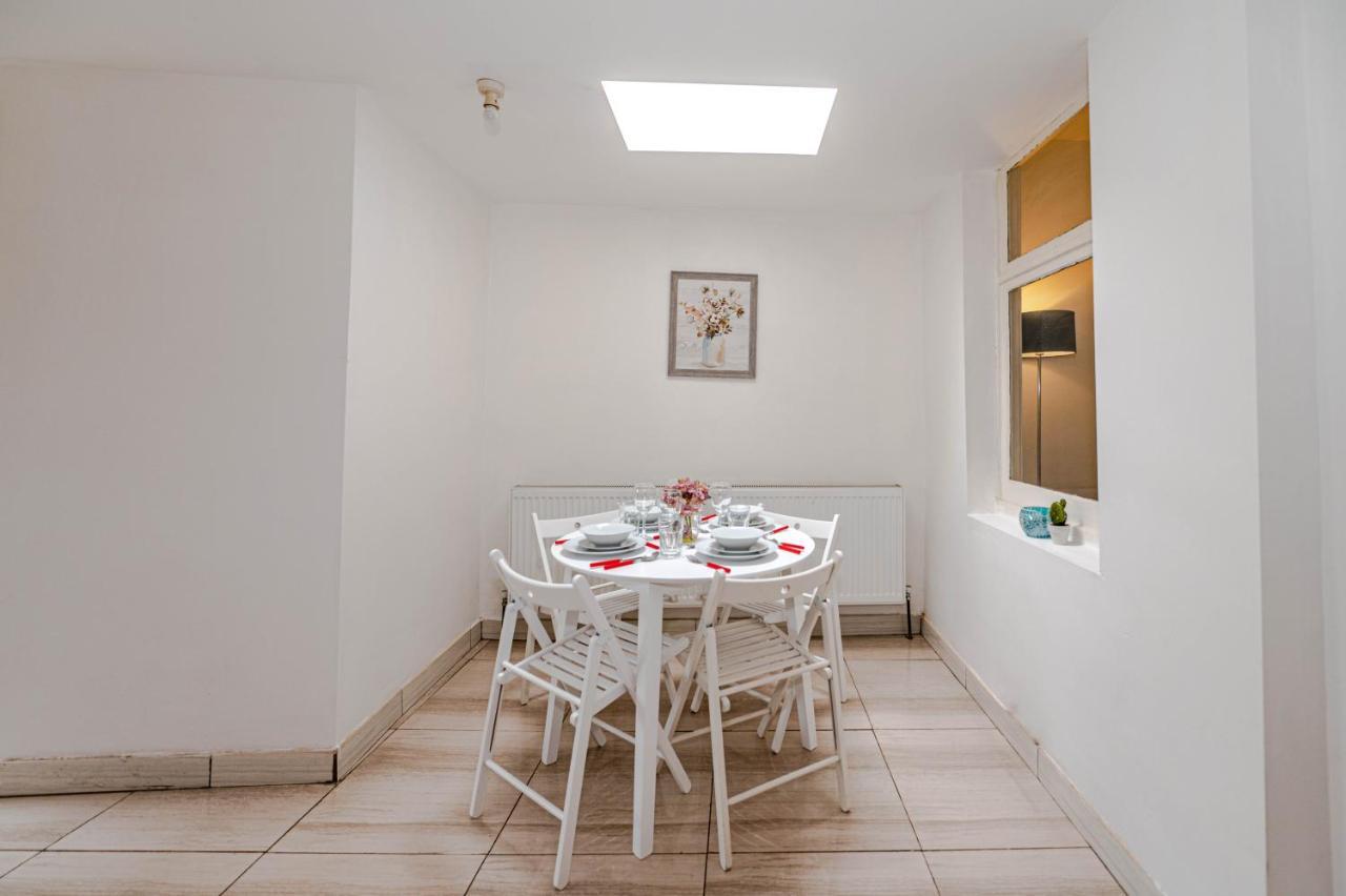 Beautiful 4 Bedrooms House, 7 Walk To Train Station 플럼스테드 외부 사진