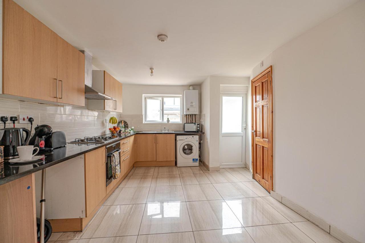 Beautiful 4 Bedrooms House, 7 Walk To Train Station 플럼스테드 외부 사진