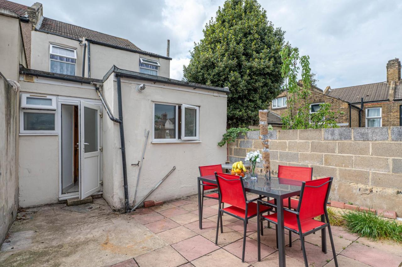 Beautiful 4 Bedrooms House, 7 Walk To Train Station 플럼스테드 외부 사진