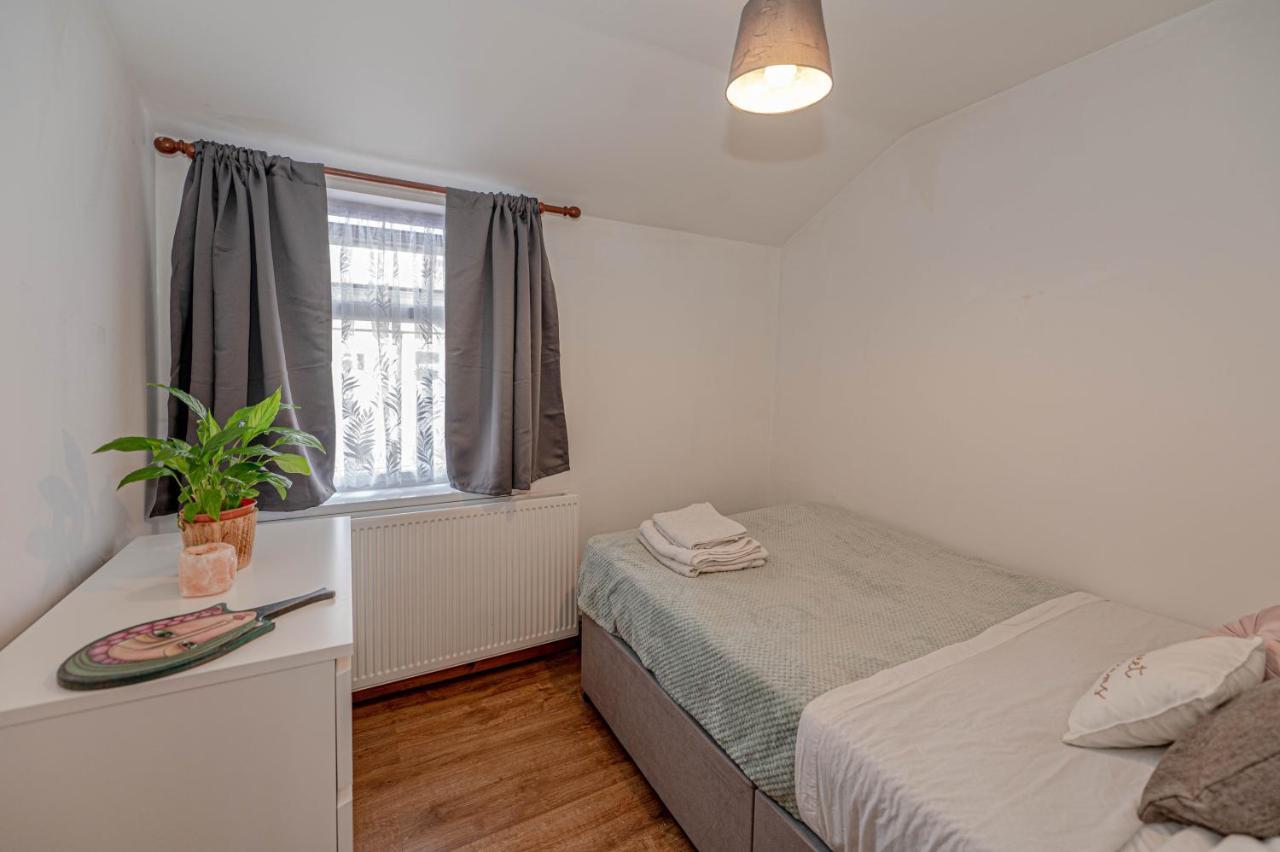 Beautiful 4 Bedrooms House, 7 Walk To Train Station 플럼스테드 외부 사진