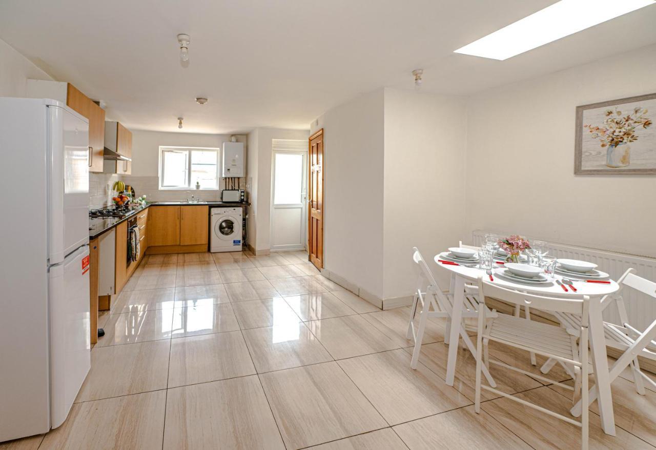 Beautiful 4 Bedrooms House, 7 Walk To Train Station 플럼스테드 외부 사진