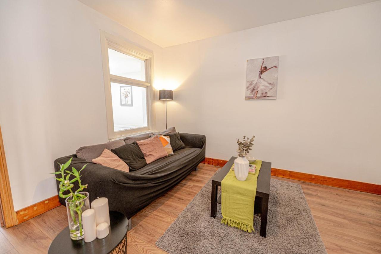 Beautiful 4 Bedrooms House, 7 Walk To Train Station 플럼스테드 외부 사진