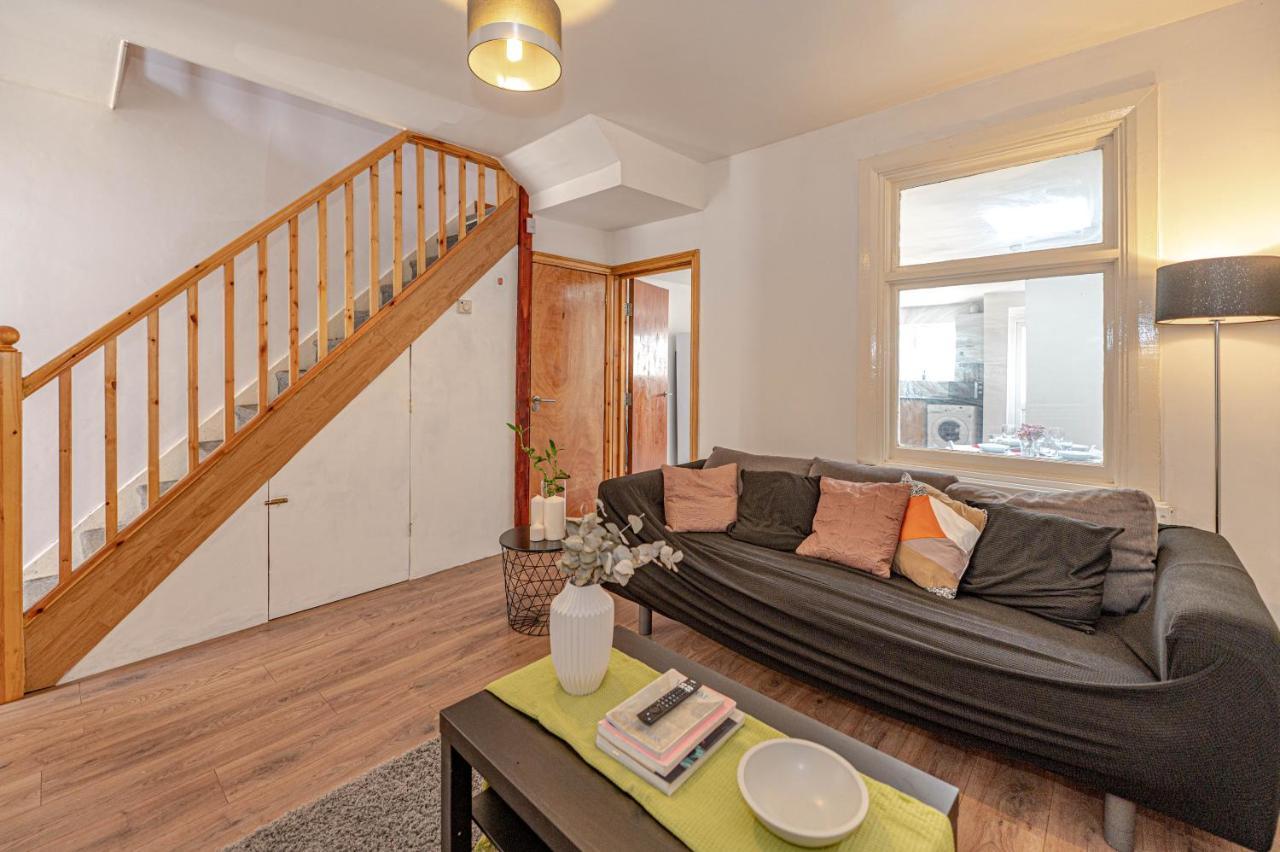 Beautiful 4 Bedrooms House, 7 Walk To Train Station 플럼스테드 외부 사진