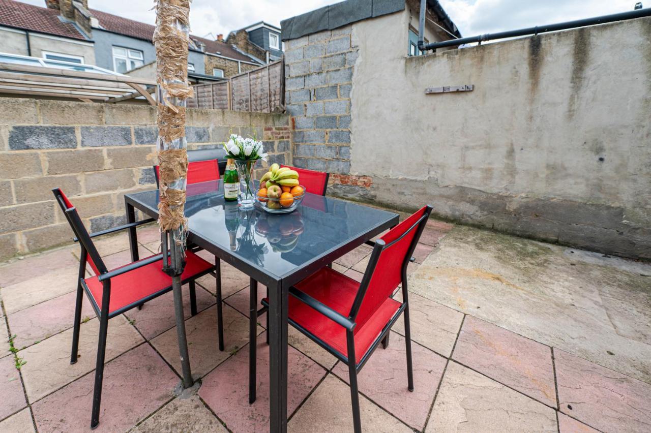 Beautiful 4 Bedrooms House, 7 Walk To Train Station 플럼스테드 외부 사진