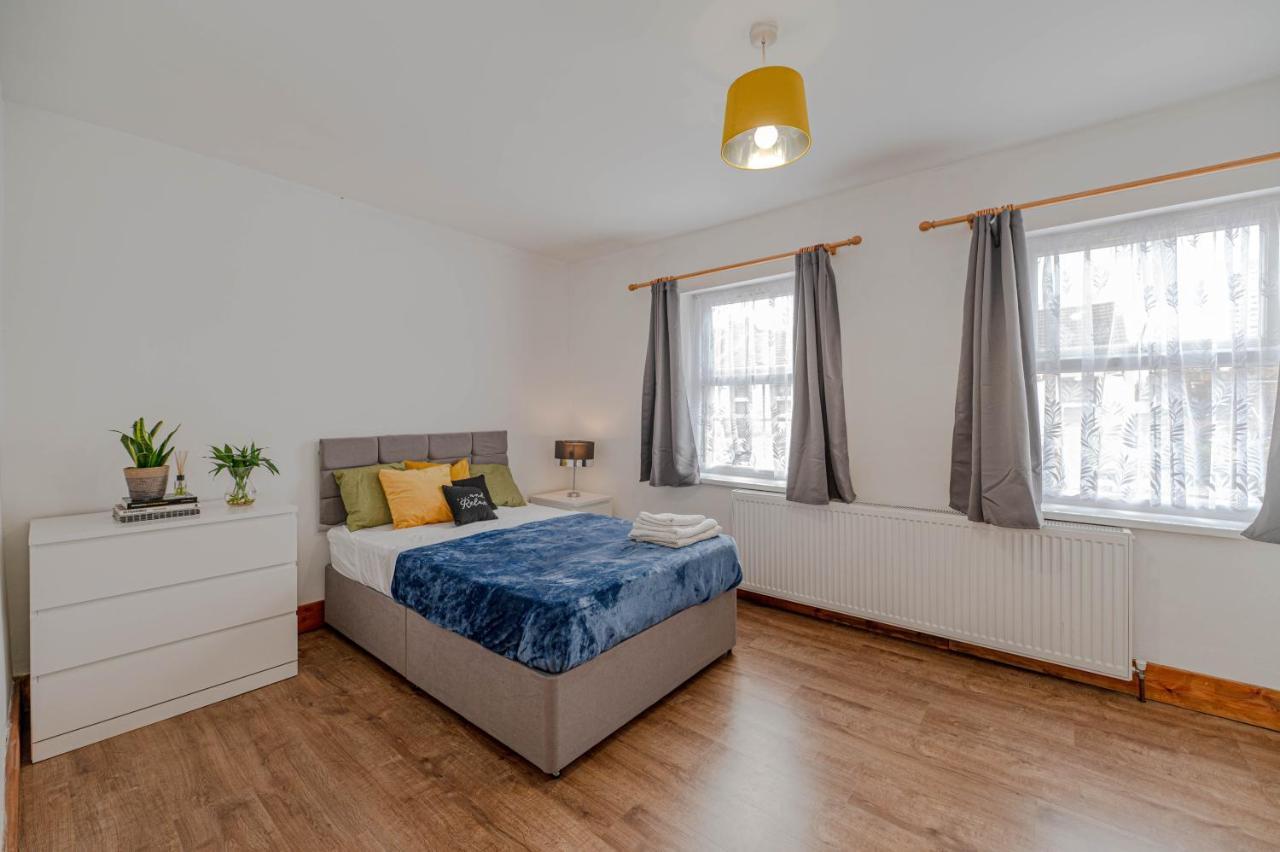 Beautiful 4 Bedrooms House, 7 Walk To Train Station 플럼스테드 외부 사진