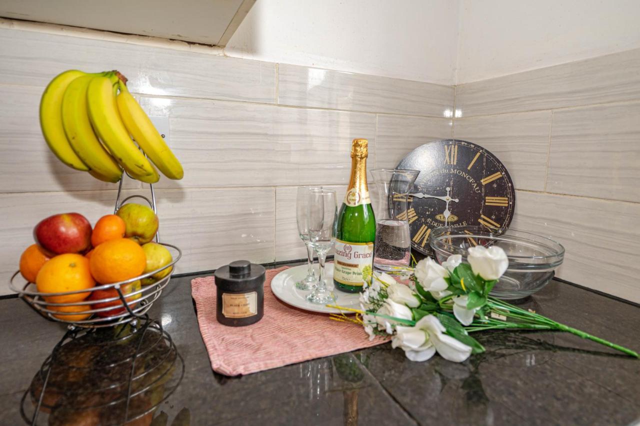 Beautiful 4 Bedrooms House, 7 Walk To Train Station 플럼스테드 외부 사진