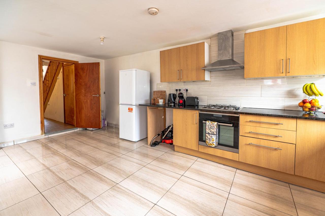 Beautiful 4 Bedrooms House, 7 Walk To Train Station 플럼스테드 외부 사진