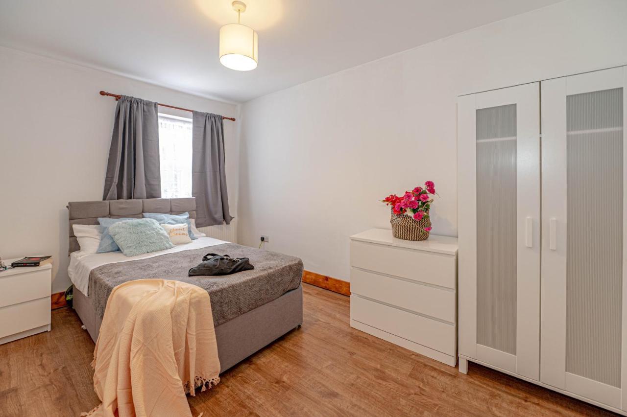 Beautiful 4 Bedrooms House, 7 Walk To Train Station 플럼스테드 외부 사진